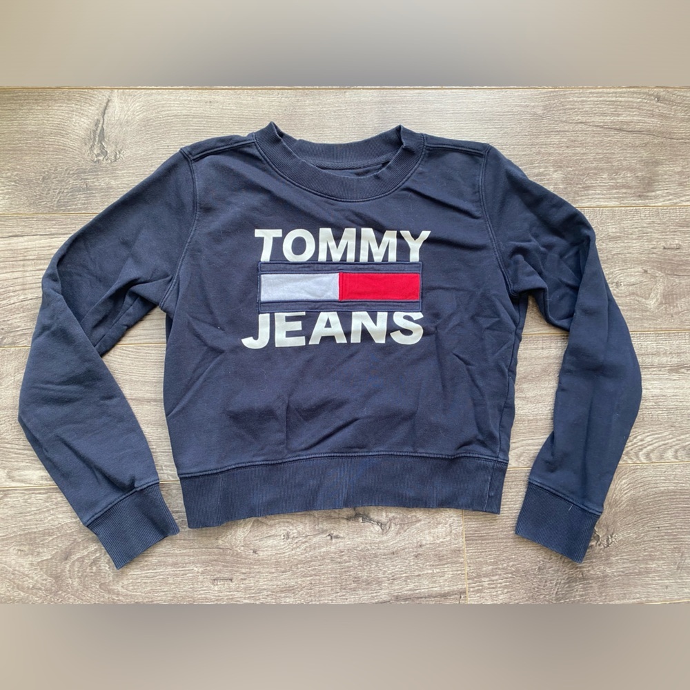 3/$30 Tommy Hilfiger navy blue logo crew neck sweatshirt slight crop 60% cotton